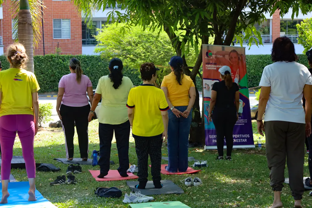 Yoga grupal en el parque
